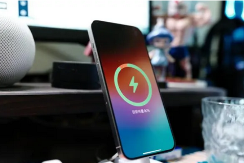 秀屿苹果15换屏服务分享用什么充电器给iPhone15充电更好 